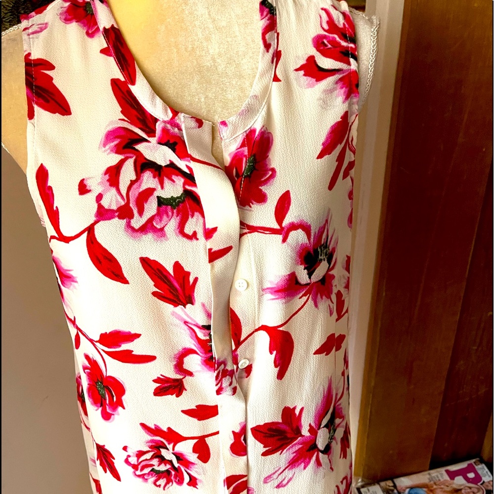 C & E  New Red Flowers Sleeveless Top Size M